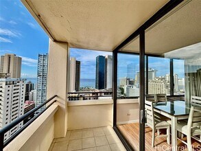 2410 Cleghorn St in Honolulu, HI - Building Photo - Building Photo