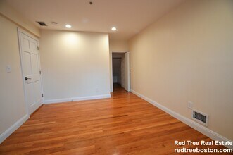 1850 Beacon St, Unit 2 in Brookline, MA - Foto de edificio - Building Photo