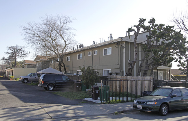 Lowell Arms in Hayward, CA - Building Photo - Building Photo