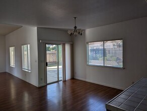 1090 E Royal Dornoch Ave in Fresno, CA - Building Photo - Building Photo