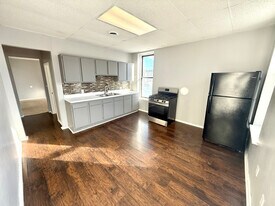 1 Russell Pl in Watervliet, NY - Building Photo