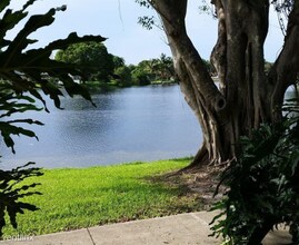 1851 NW 96th Terrace in Pembroke Pines, FL - Foto de edificio - Building Photo