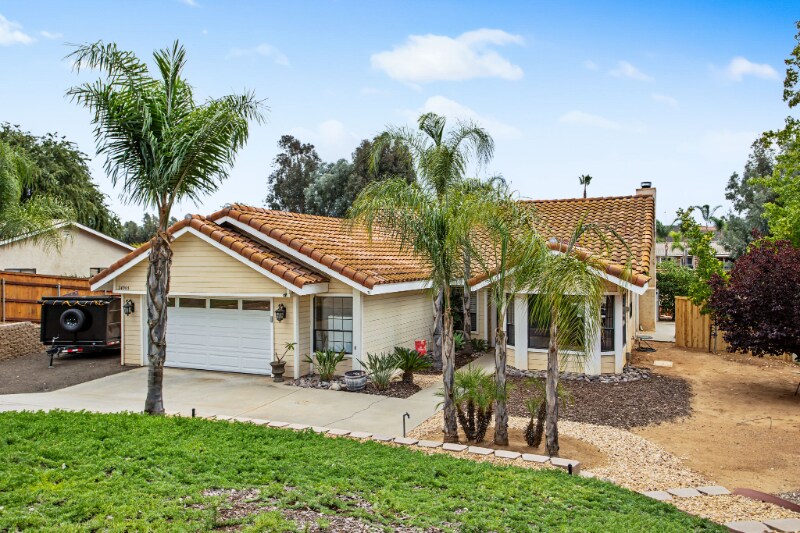 24905 Abalar Way in Ramona, CA - Building Photo