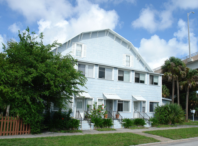 408 S Riverside Dr in New Smyrna Beach, FL - Building Photo - Building Photo