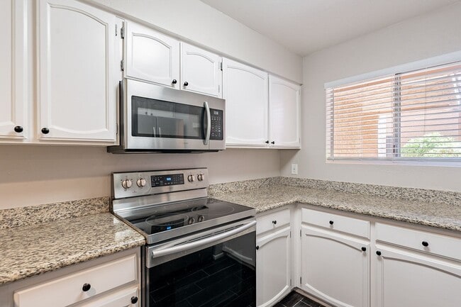 7494 E Earll Dr in Scottsdale, AZ - Building Photo - Building Photo