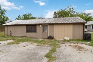 1020 Oasis St in New Braunfels, TX - Building Photo