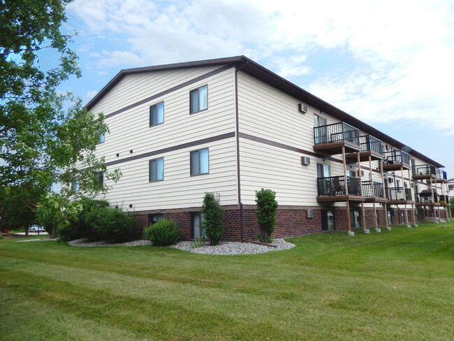 Oak Court in Fargo, ND - Foto de edificio - Building Photo