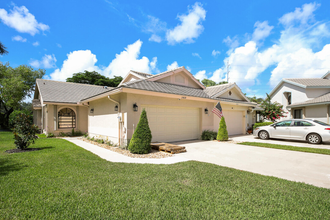 10828 Stafford Cir N in Boynton Beach, FL - Foto de edificio