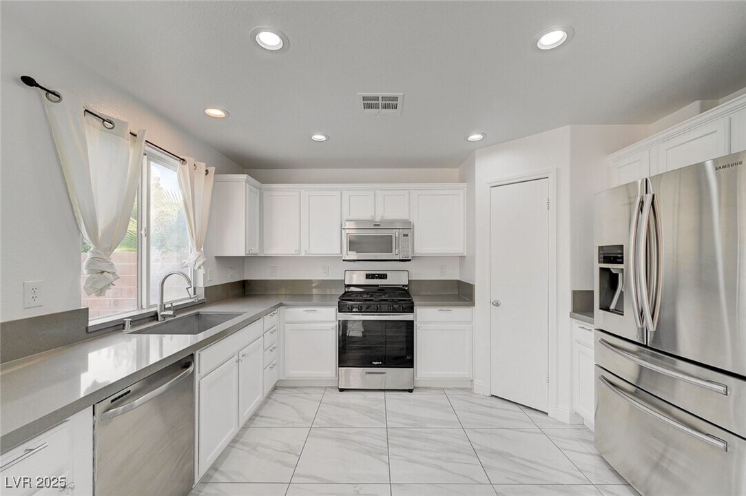 9893 Canyon Peak Dr in Las Vegas, NV - Building Photo