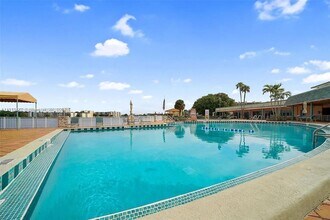 1401 NE Miami Gardens Dr in Miami, FL - Building Photo - Building Photo