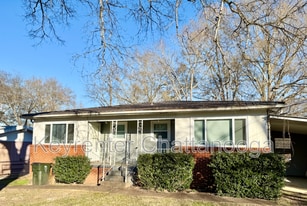 221 Robert E Lee St in Fort Oglethorpe, GA - Building Photo