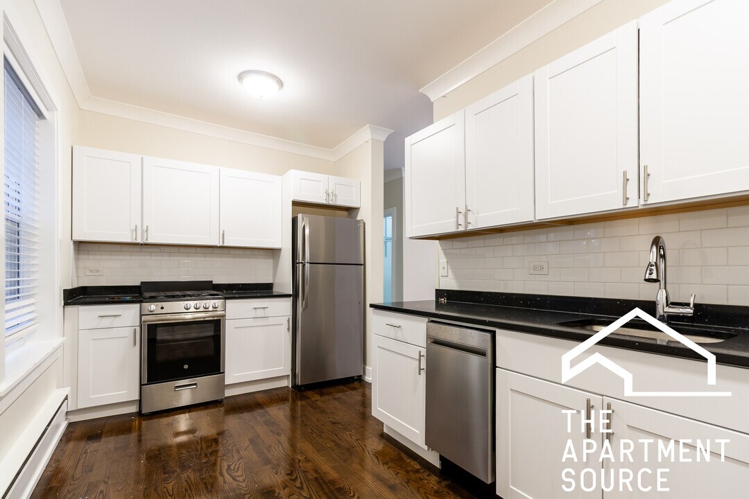 648 W Roscoe St in Chicago, IL - Building Photo