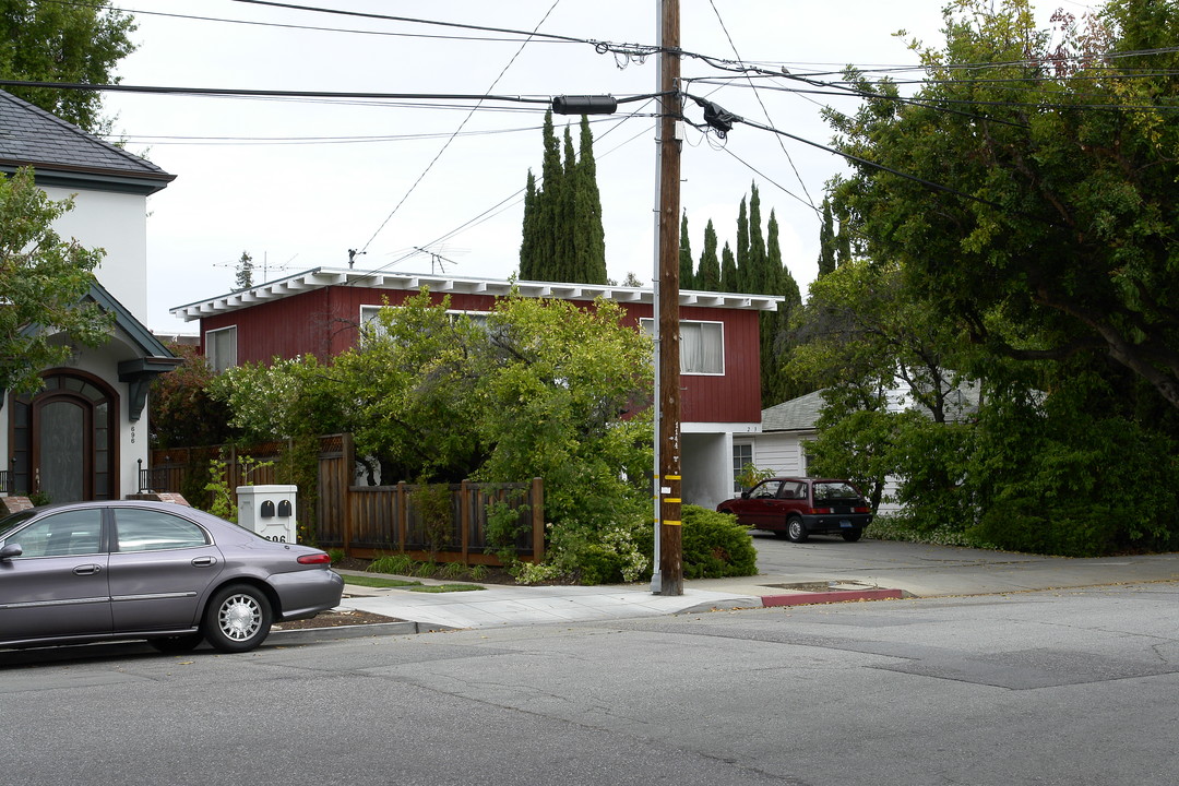 682 Live Oak Ave in Menlo Park, CA - Building Photo