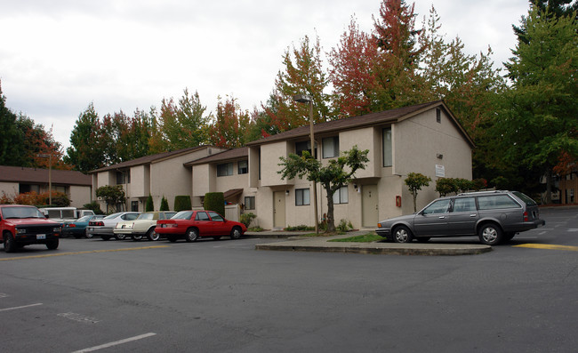 Eastwood Square Apartments in Bellevue, WA - Building Photo - Building Photo