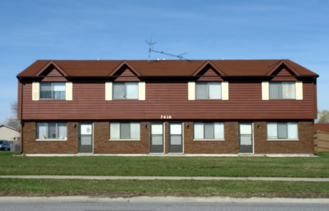 7434 Whitcomb St in Merrillville, IN - Foto de edificio