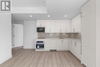 2075 King Rd in King, ON - Building Photo - Building Photo