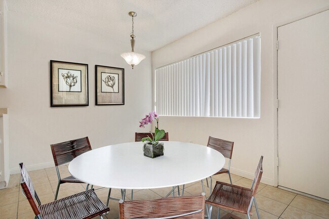 Kittridge Apartments in North Hollywood, CA - Foto de edificio - Building Photo