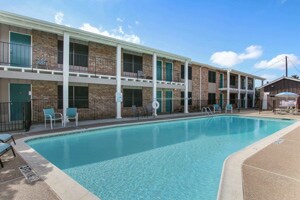 1437 Cavender Dr in Hurst, TX - Building Photo