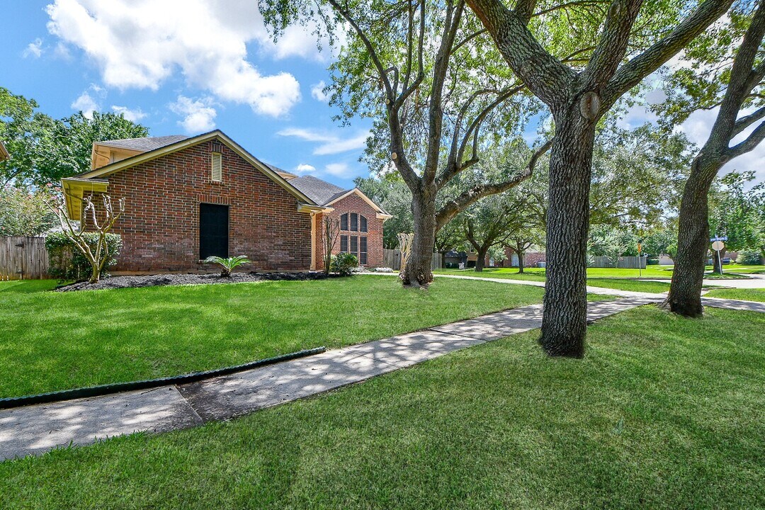 6335 Oakburl Ln in Sugar Land, TX - Building Photo