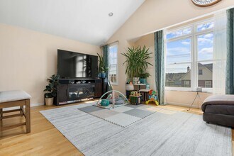 318 77th St, Unit #B in North Bergen, NJ - Foto de edificio - Building Photo