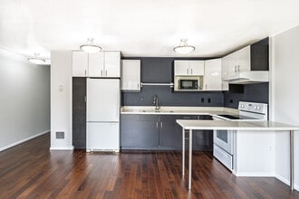 201 2nd St S, Unit 105 in Kirkland, WA - Foto de edificio - Building Photo