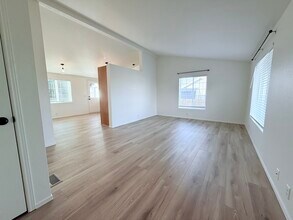 571 SE Mountain View Rd in Estacada, OR - Foto de edificio - Building Photo