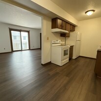 906 Cedar River Dr in Waverly, IA - Building Photo