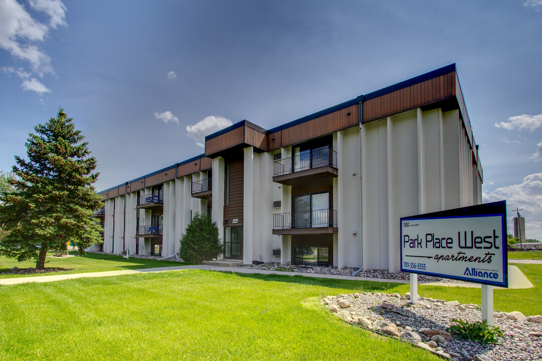 Park Place West Apartments in Fargo, ND - Building Photo