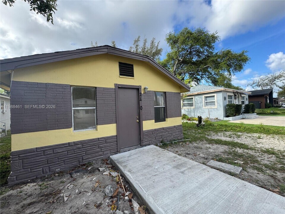 2240 Greene St. in Hollywood, FL - Building Photo