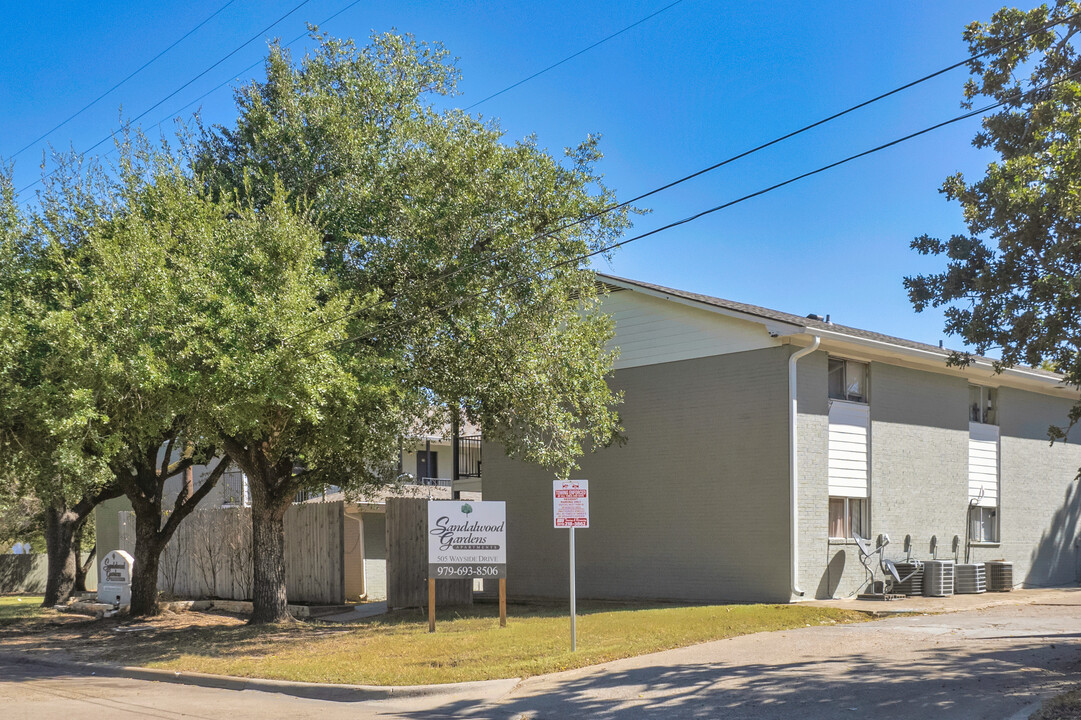 Sandalwood Gardens in Bryan, TX - Foto de edificio