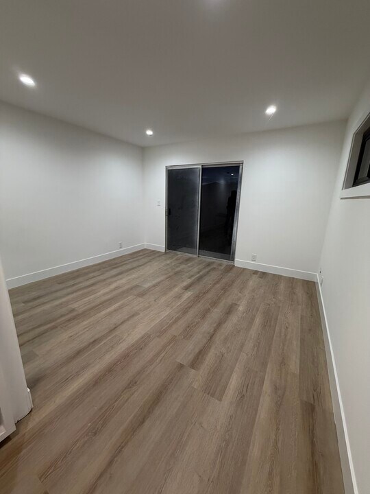 8057 Nardian Way in Los Angeles, CA - Building Photo