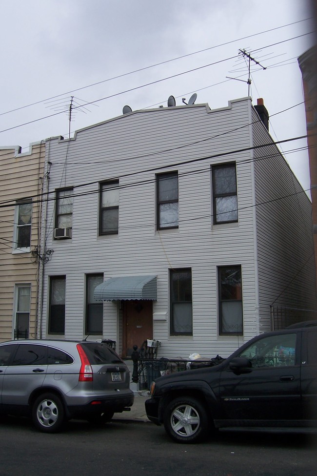 19-23 Woodbine St in Flushing, NY - Building Photo - Building Photo