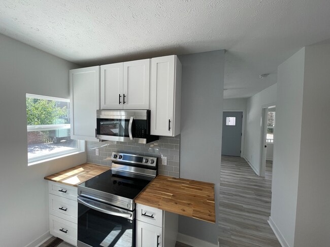 2275 W 11th St, Unit Up