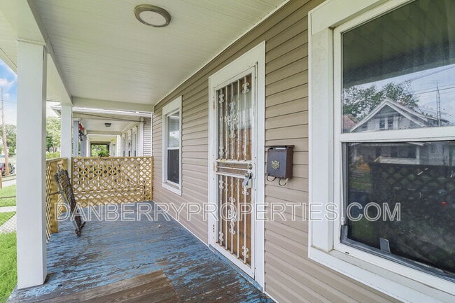 2416 Lawton Ave in Toledo, OH - Foto de edificio - Building Photo