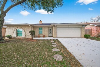 10006 Towne Tower Ln in Sugar Land, TX - Building Photo - Building Photo