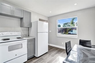 3633 SW 12th Ct in Fort Lauderdale, FL - Foto de edificio - Building Photo