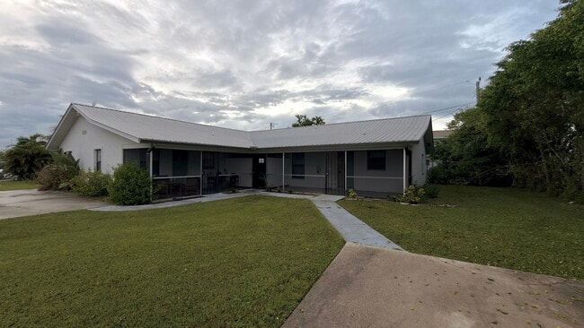 11450 Char Ann Dr in Ft. Myers, FL - Building Photo - Building Photo