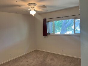 5851 Woodman Ave, Unit 4 in Van Nuys, CA - Foto de edificio - Building Photo