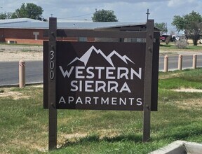 302 Western Dr in Del Rio, TX - Foto de edificio - Building Photo
