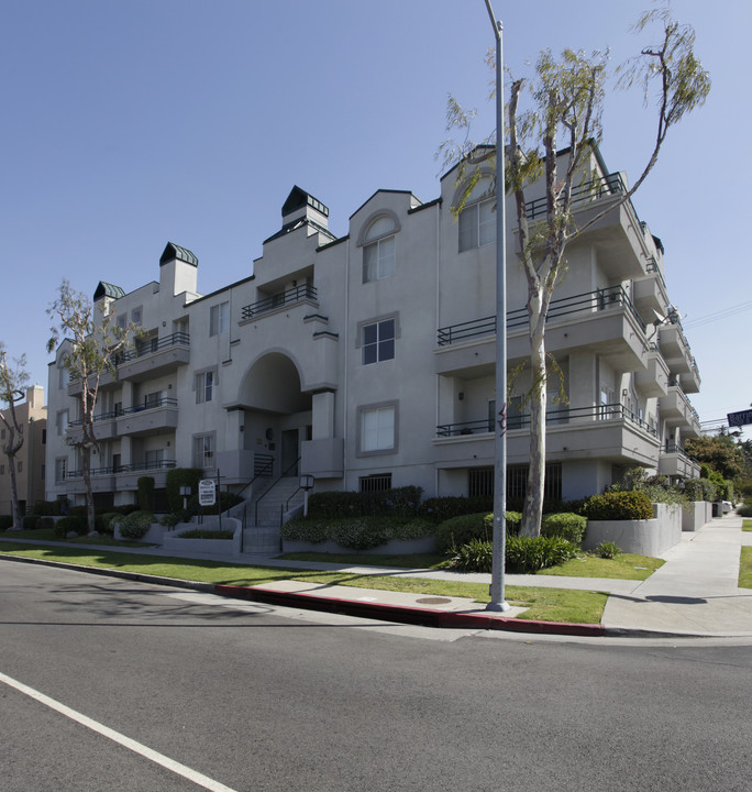 2560 S Barrington Ave in Los Angeles, CA - Building Photo