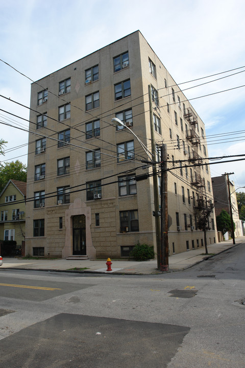 498 Wolffe St in Yonkers, NY - Building Photo