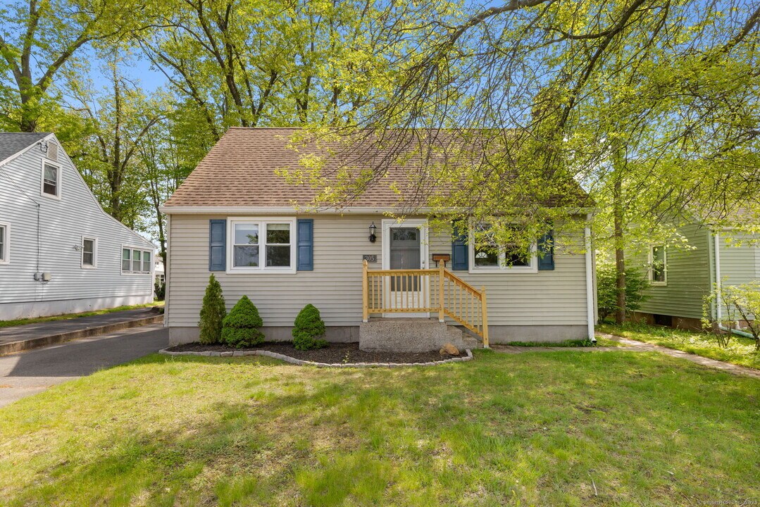 305 Slater Rd in New Britain, CT - Building Photo