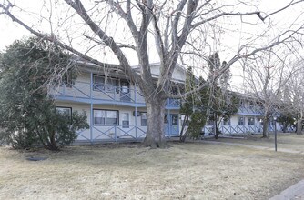 Hillcrest Apartments in Columbia Heights, MN - Foto de edificio - Building Photo