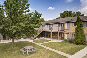 Amber Square Apartments and Townhomes in Lansing, MI - Foto de edificio - Building Photo