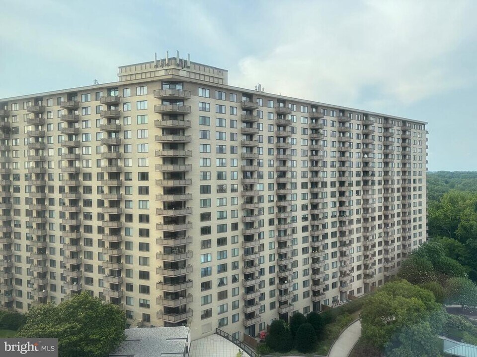 5225 Pooks Hill Rd in Bethesda, MD - Building Photo