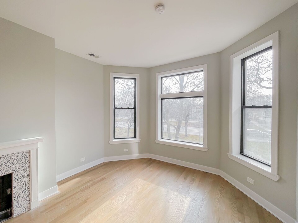 2922 W Logan Blvd, Unit 3E in Chicago, IL - Building Photo