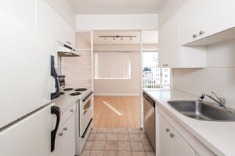 1665 Duchess Ave in West Vancouver, BC - Building Photo - Building Photo
