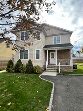 292 Hemlock Ter, Unit 2 in Teaneck, NJ - Building Photo - Building Photo