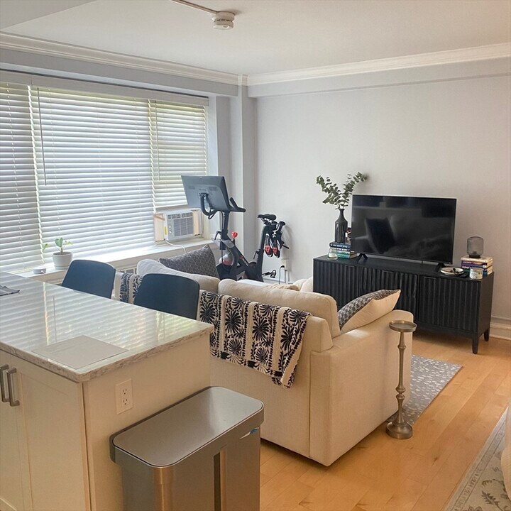 145 Pinckney St, Unit 316 in Boston, MA - Building Photo