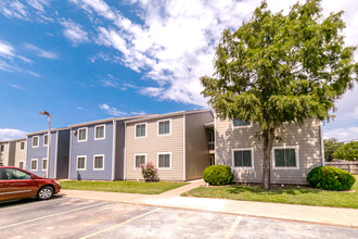 Indian Falls Apartments in Wichita Falls, TX - Building Photo - Building Photo